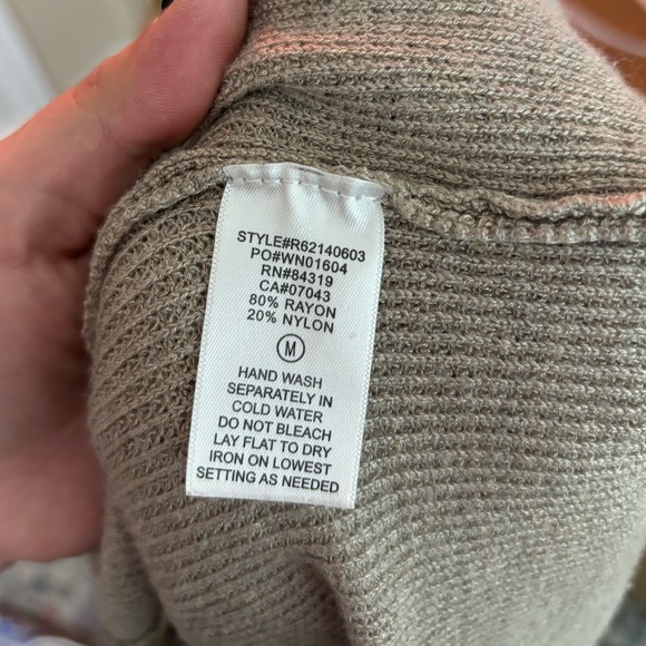 Cyrus cardigan size medium - Picture 3 of 3